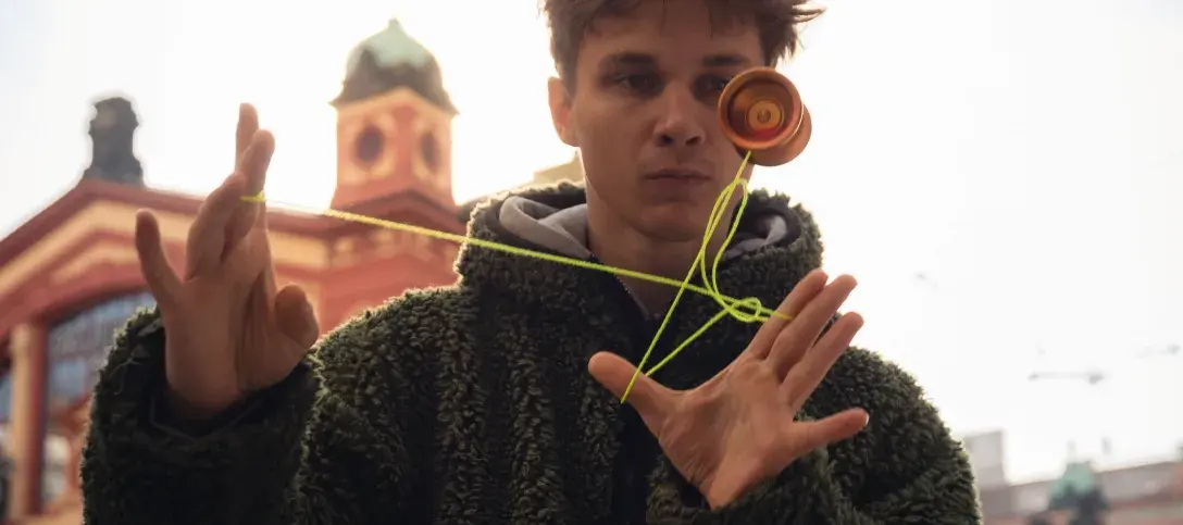 SkillAddicts player throwing a yoyo trick in Prague