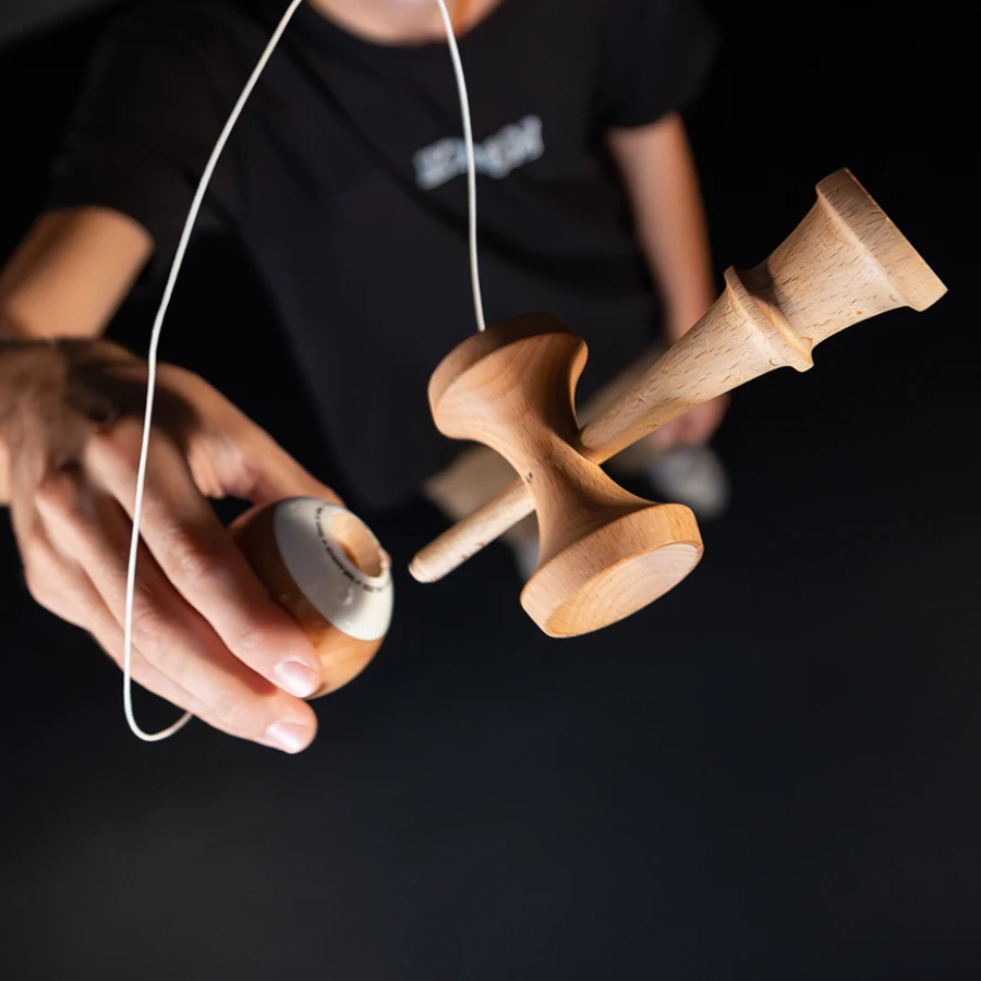 Pro kendama trick