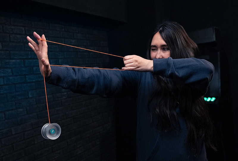 Player in an archer pose for the Robin Hood yoyo trick