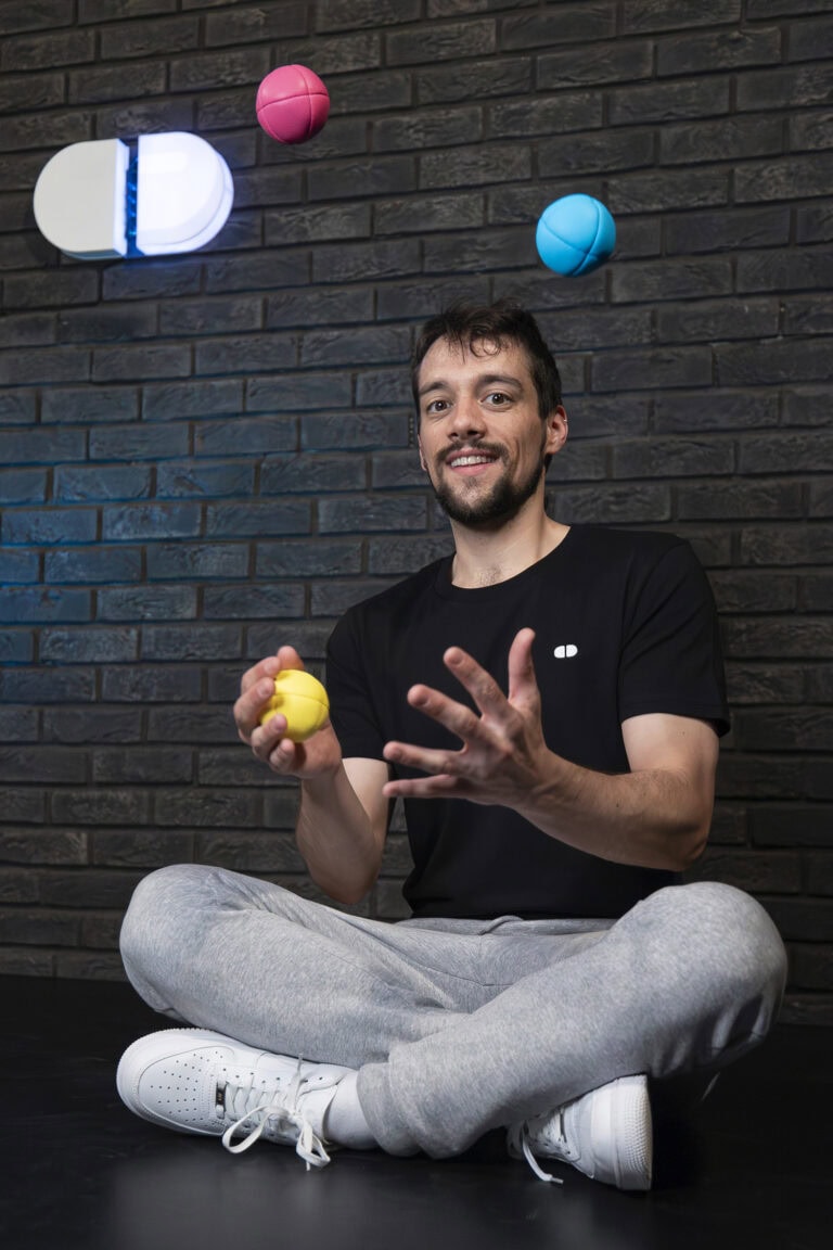 learn ball juggling with skilladdicts app