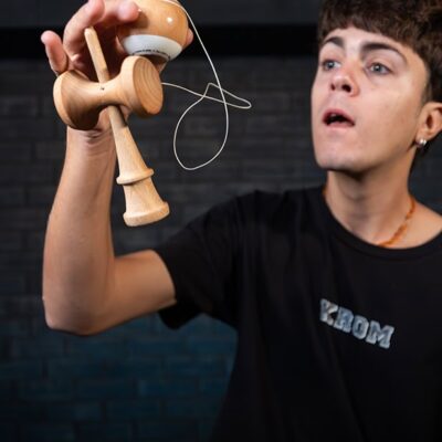 how to play with kendama