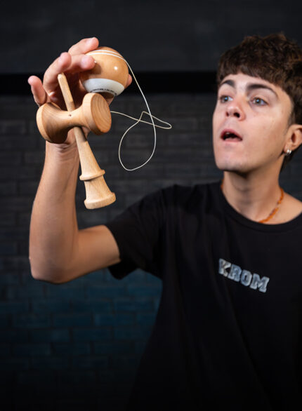 how to play with kendama