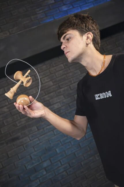 how to play with kendama