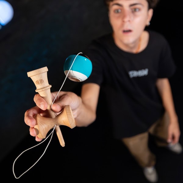 how to play with kendama