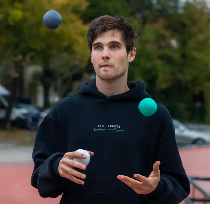 Player juggling Starter Juggling Balls outdoors